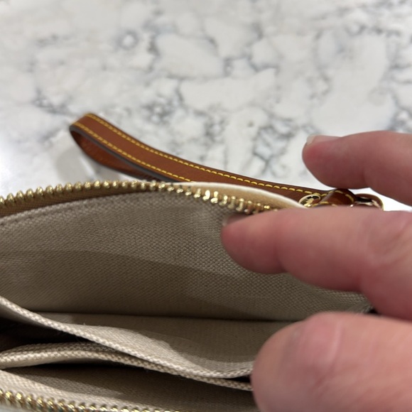 ￼New without tag Dooney and Bourke large wristlet wallet. Creamy white. - Picture 5 of 9